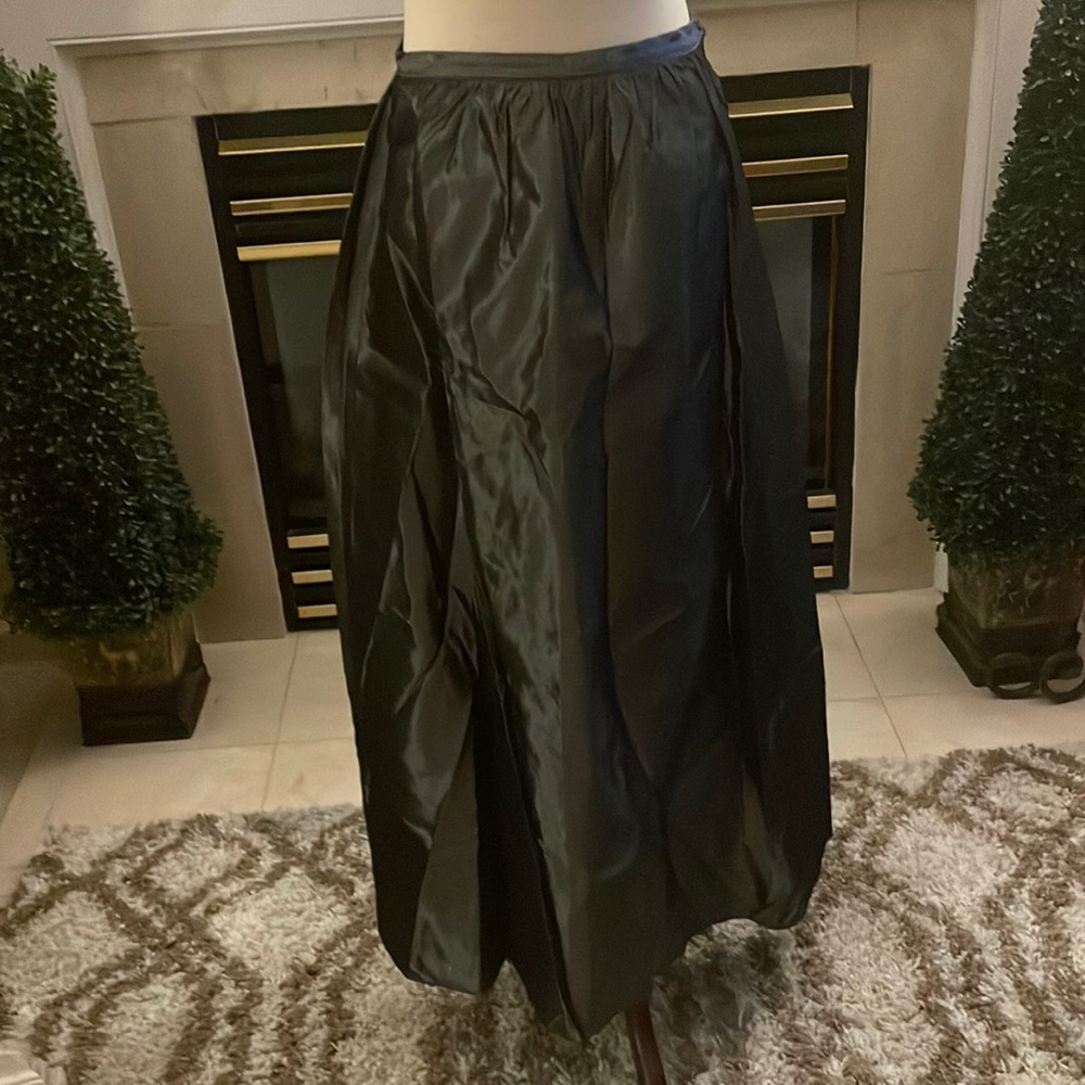 Pewter taffeta like material size 8 runs more like a 6 side zipper